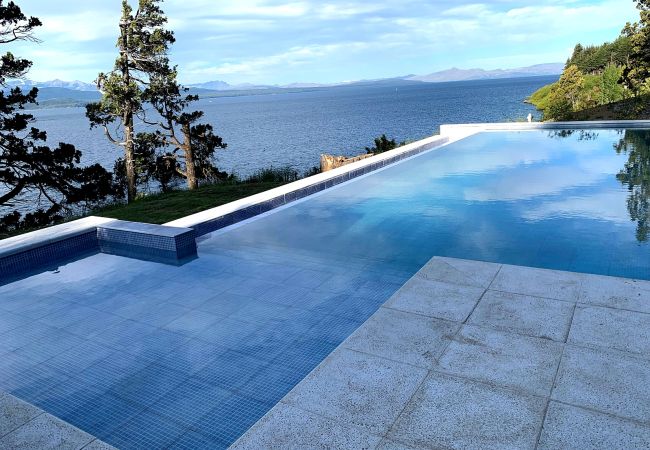 Apartamento en San Carlos de Bariloche - HUAPI44C – Escapada con pileta y jacuzzi 