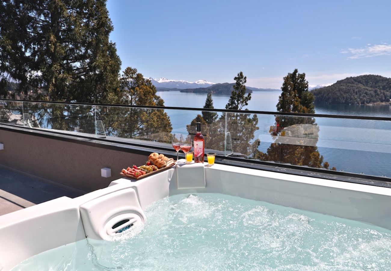 Apartamento en San Carlos de Bariloche - Huapi44C- Lujoso depto. con jacuzzi privado y pileta climatizada 