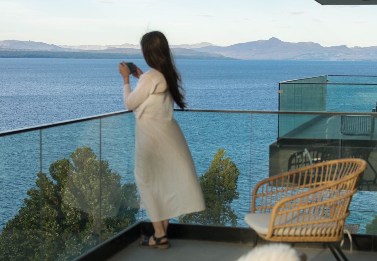 Apartamento en San Carlos de Bariloche - H44C- Lujo & Relax.  - Jacuzzi, pileta y vista al lago