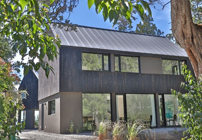 Casa en San Carlos de Bariloche - CAS04 Nueva y cómoda casa de diseño ubicada en tranquilo barrio privado a 6 km del centro