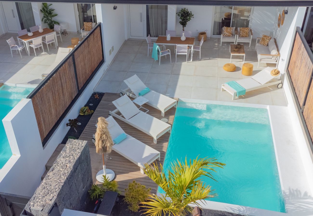 Vista aérea de la piscina privada y mobiliario exterior en Villa Serena Blanca