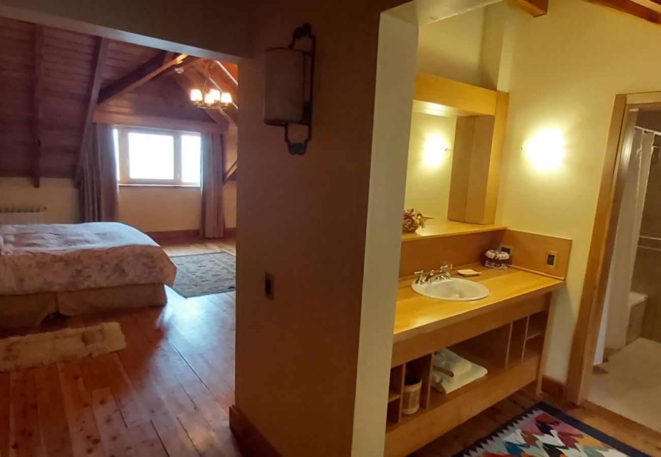 Casa en San Carlos de Bariloche - ARE63 ESPECTACULAR CASA CON VISTA AL LAGO EN ARELAUQUEN