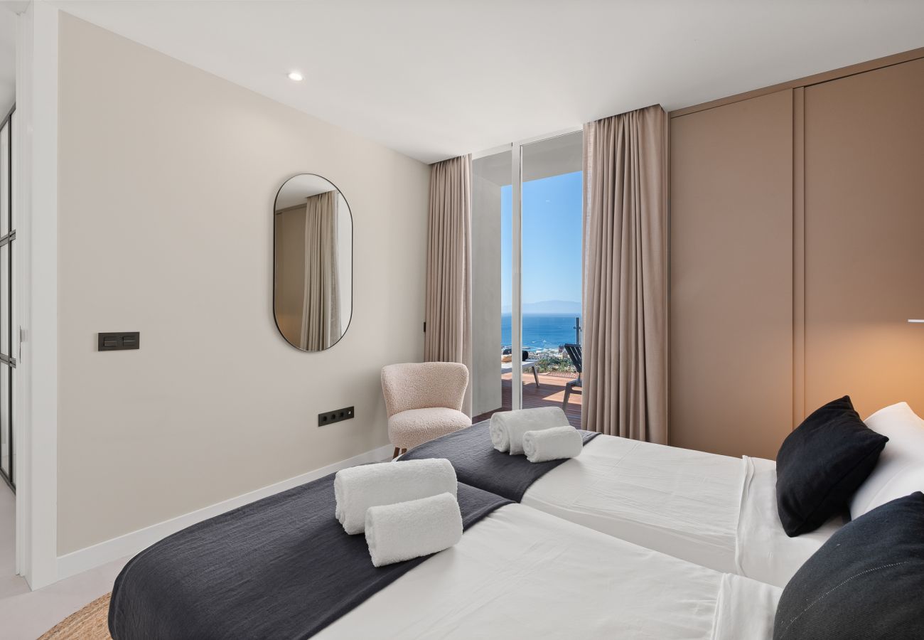 Villa en Adeje - Golden Horizon Retreat