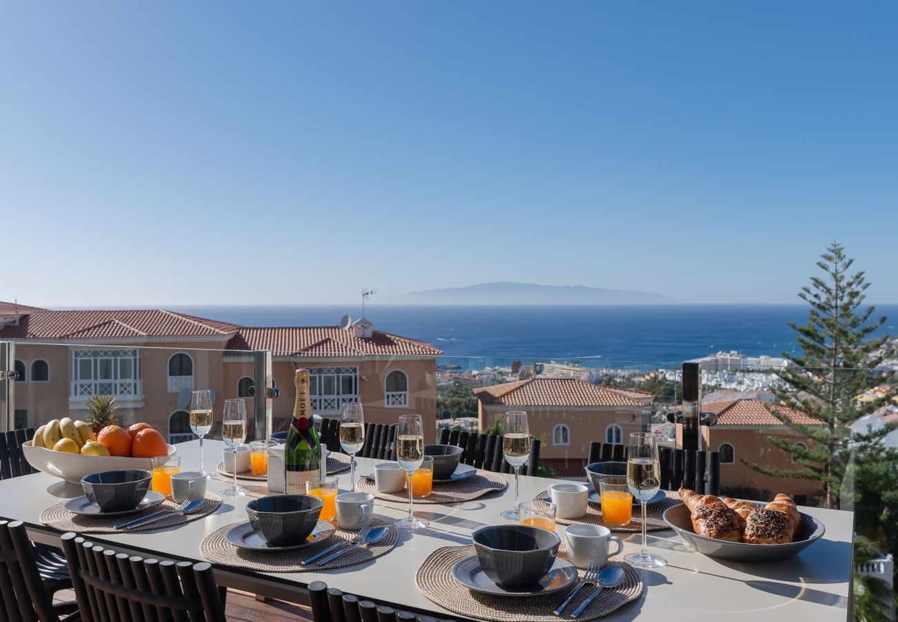 Villa en Adeje - Golden Horizon Retreat