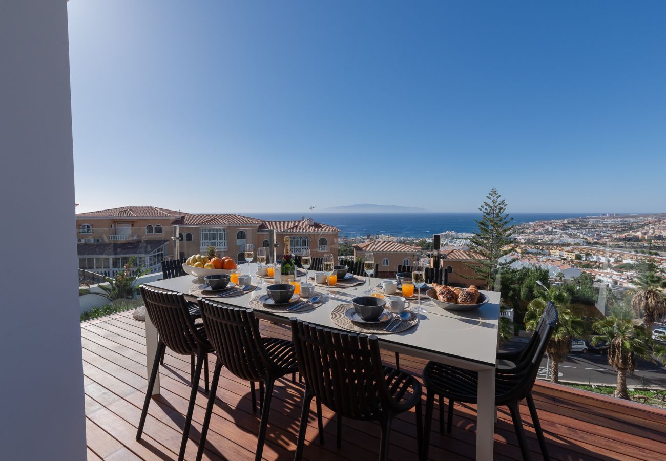 Villa en Adeje - Golden Horizon Retreat