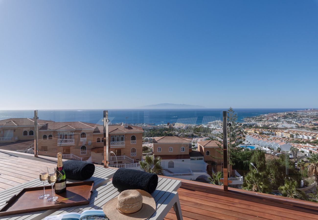 Villa en Adeje - Golden Horizon Retreat