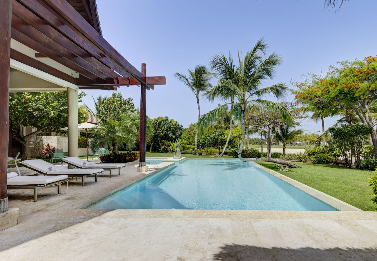 Villa en Punta Cana - Villa Caballet - A tropical Oasis With Golf Course Views 