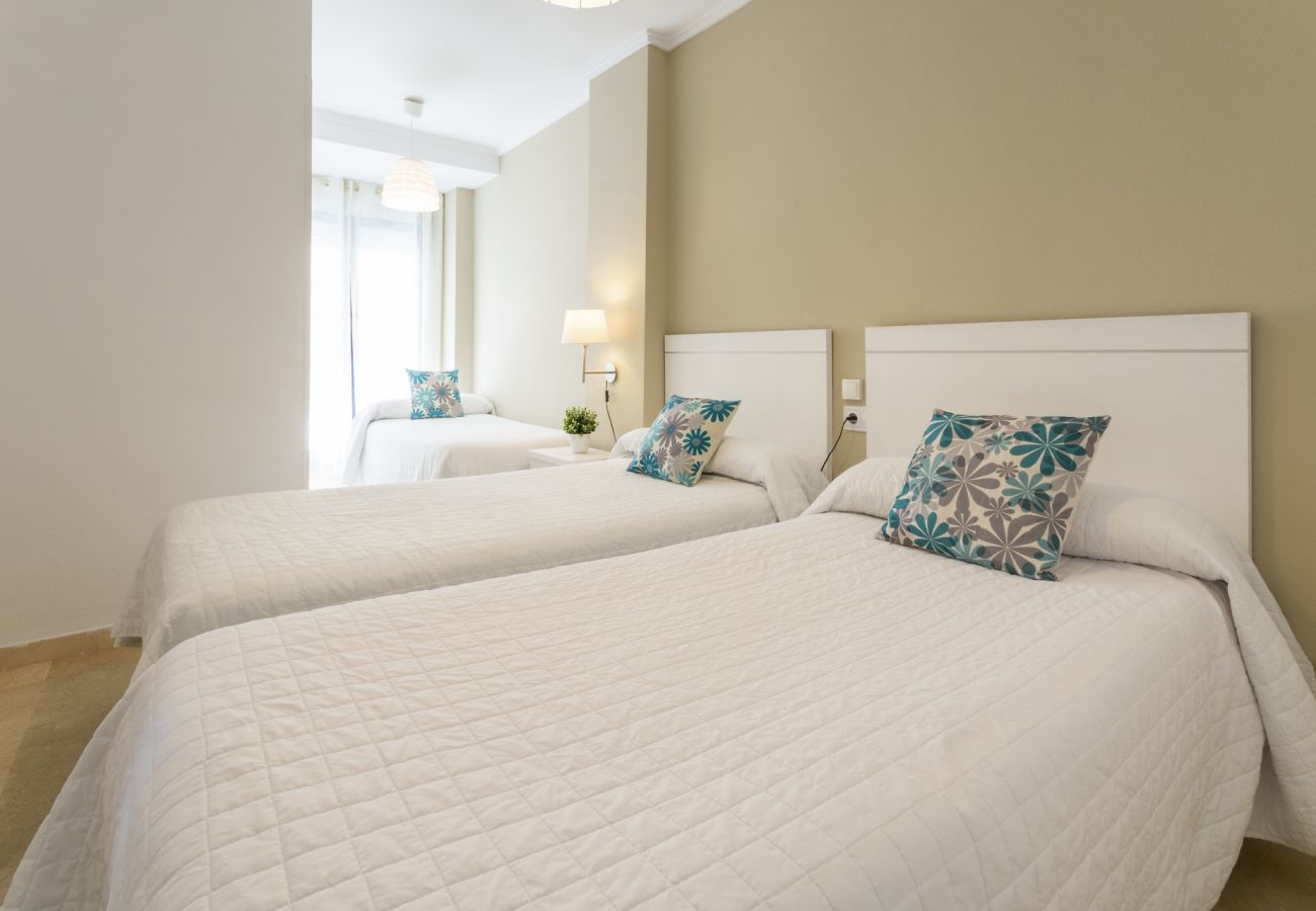 Apartment in Playa de Gandía - Decorated in modern style, with wifi free, International channels, BBQ, children's area, 