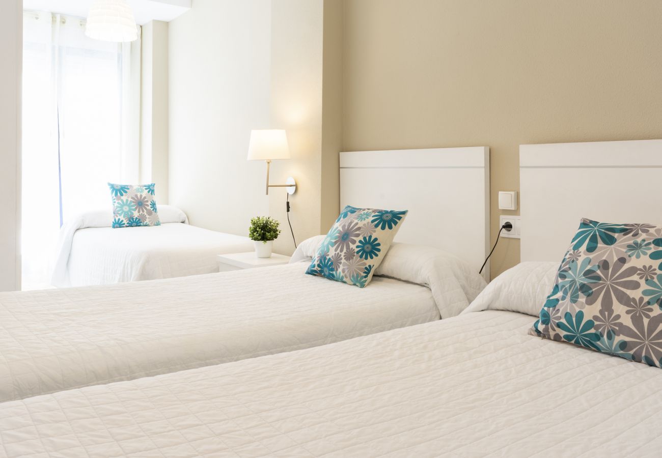 Apartment in Playa de Gandía - Decorated in modern style, with wifi free, International channels, BBQ, children's area, 