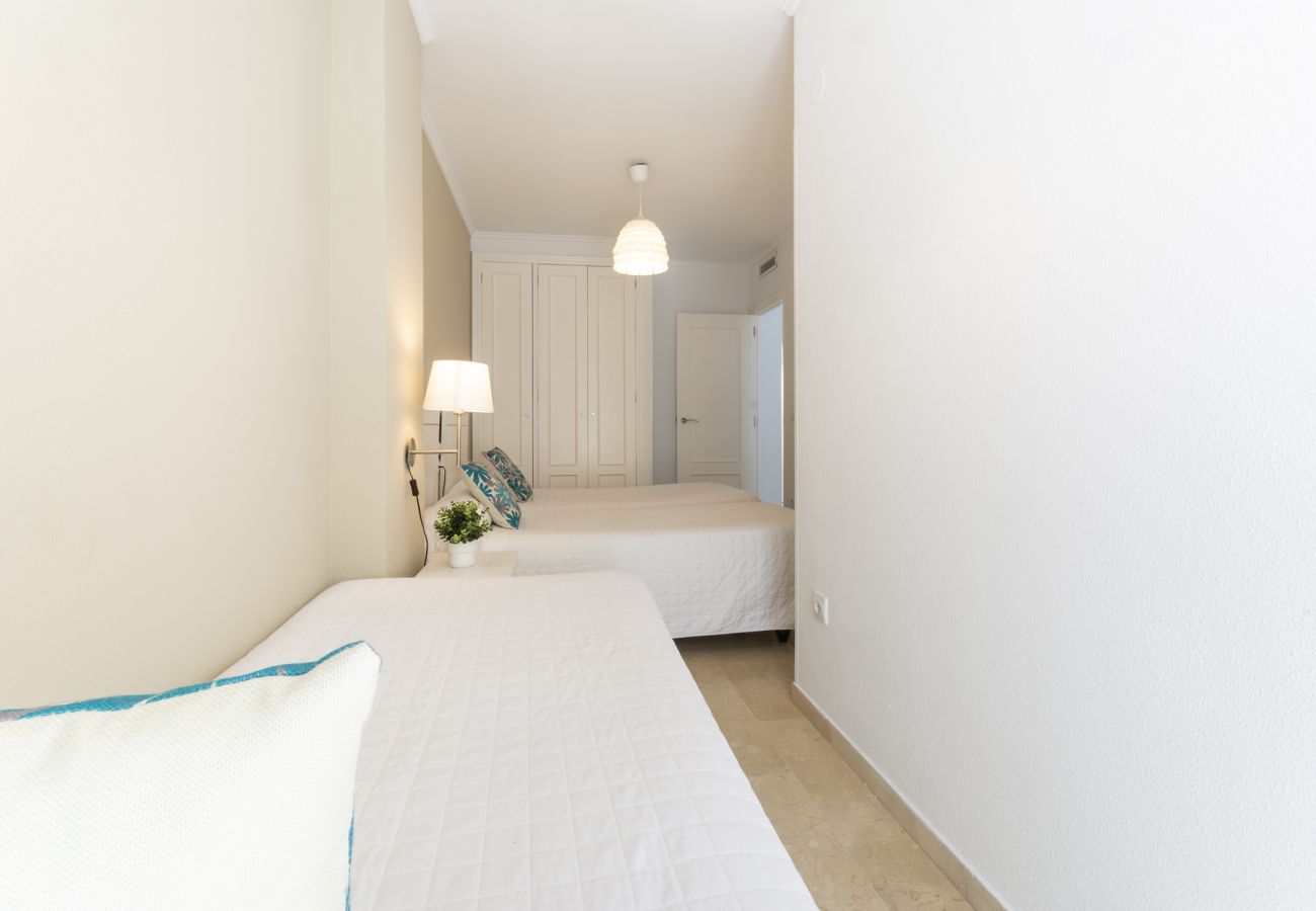 Apartment in Playa de Gandía - Decorated in modern style, with wifi free, International channels, BBQ, children's area, 