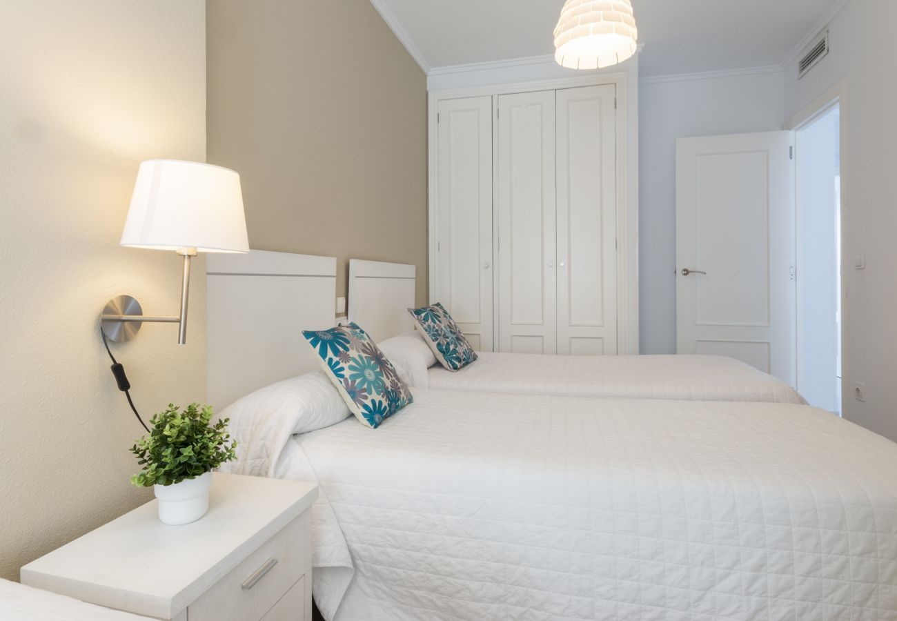 Apartment in Playa de Gandía - Decorated in modern style, with wifi free, International channels, BBQ, children's area, 