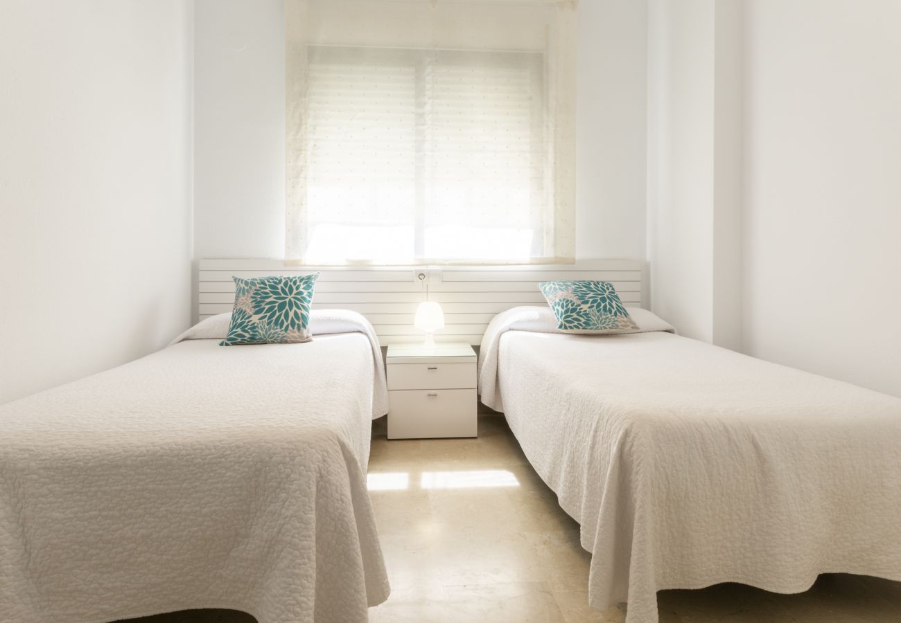 Apartment in Playa de Gandía - Decorated in modern style, with wifi free, International channels, BBQ, children's area, 