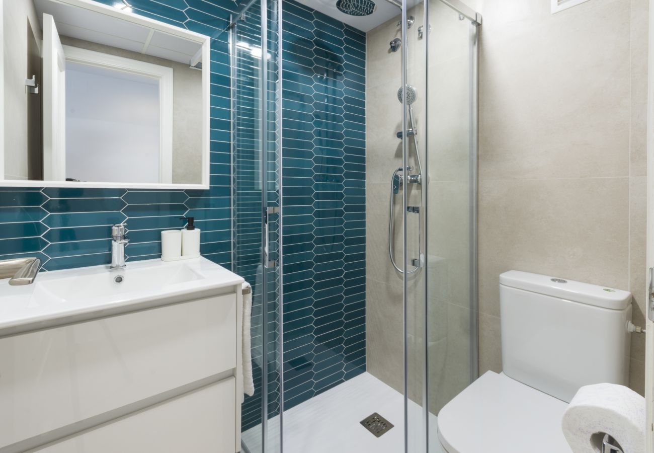 Apartment in Playa de Gandía - Decorated in modern style, with wifi free, International channels, BBQ, children's area, 