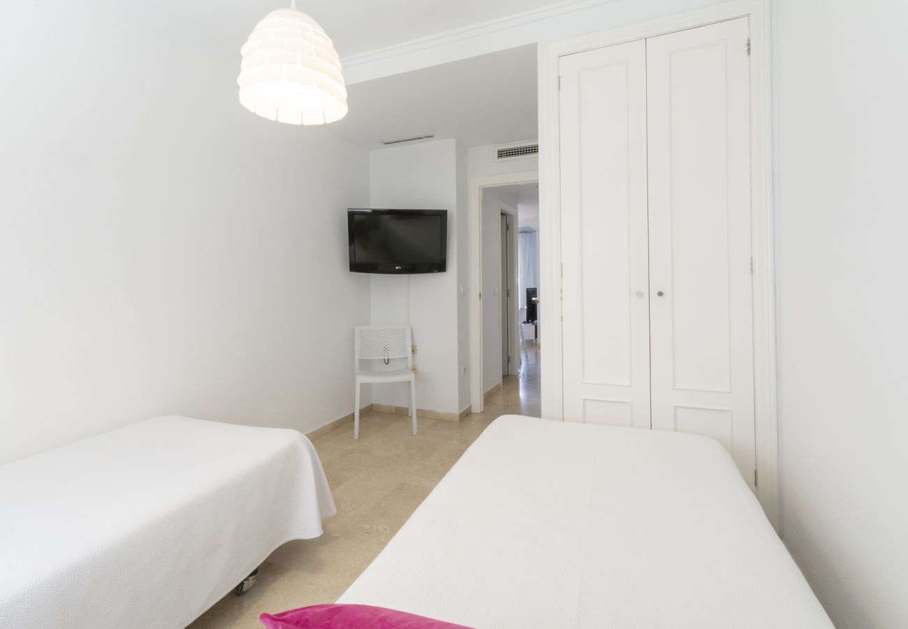 Apartment in Playa de Gandía - Condo with swimming pools, HEATING Swiming poo / FREE wifi / BBQ. Modern decoration Ideal for families.