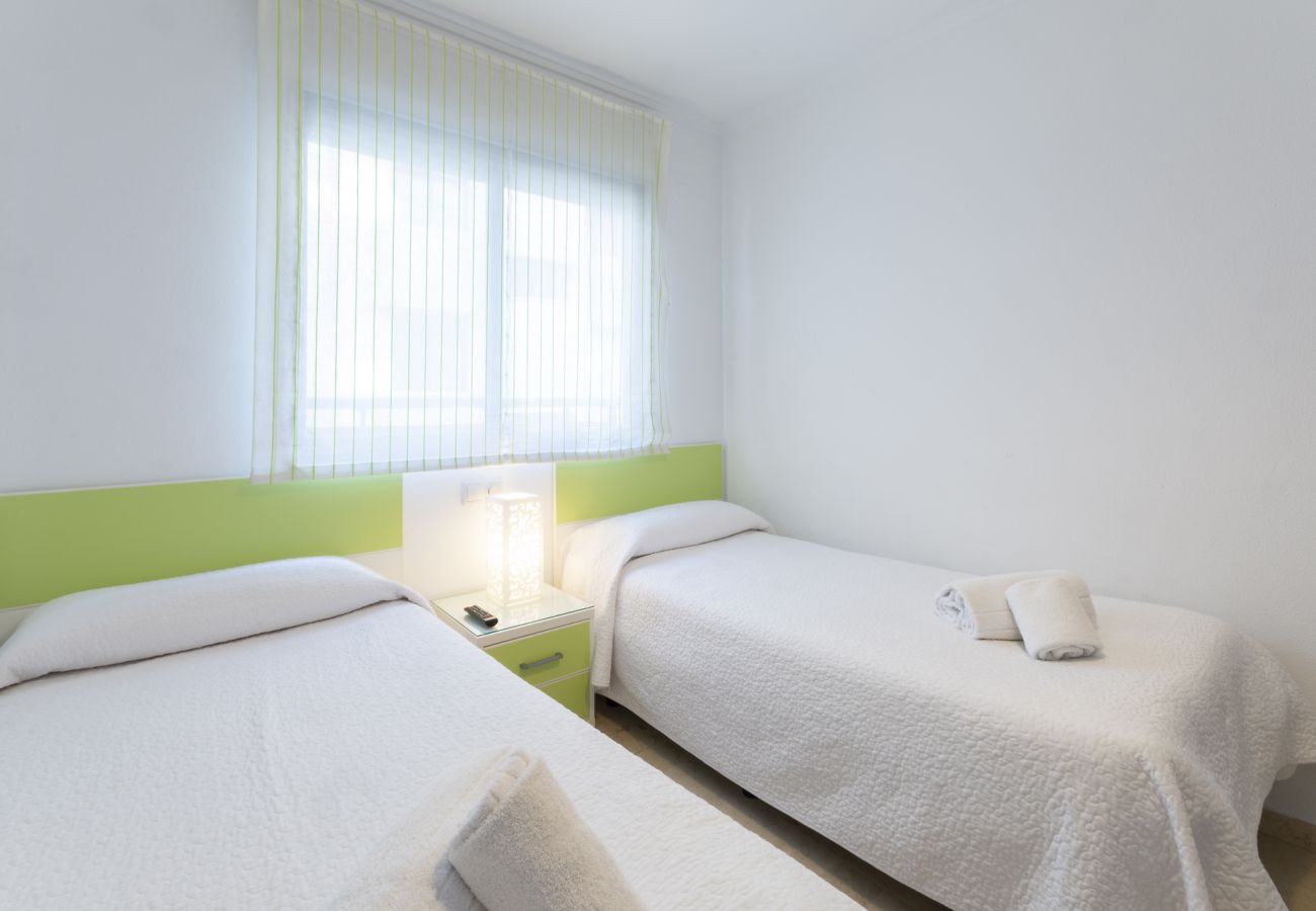 Apartment in Playa de Gandía - Beautiful condo in a gated and family complex close to the beach. HEATING Pool / FREE Wifi / Gym / BBQ