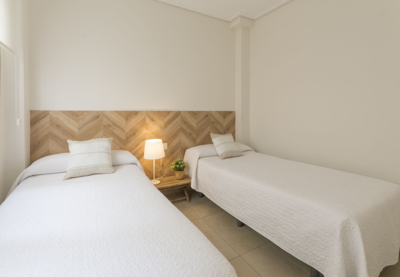 Apartment in Playa de Gandía - Apartment with kitchen office. Modern decoration Next to the port. Wifi