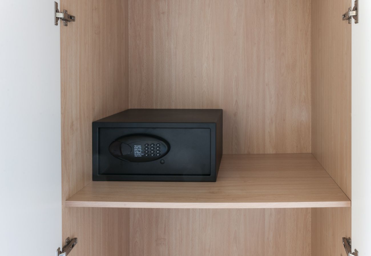 Apartment in Playa de Gandía - Panoramic Seaviews throughout Condo. Luxury remodeled AIRCO- WIFI FREE. AG BERMUDAS 7A 