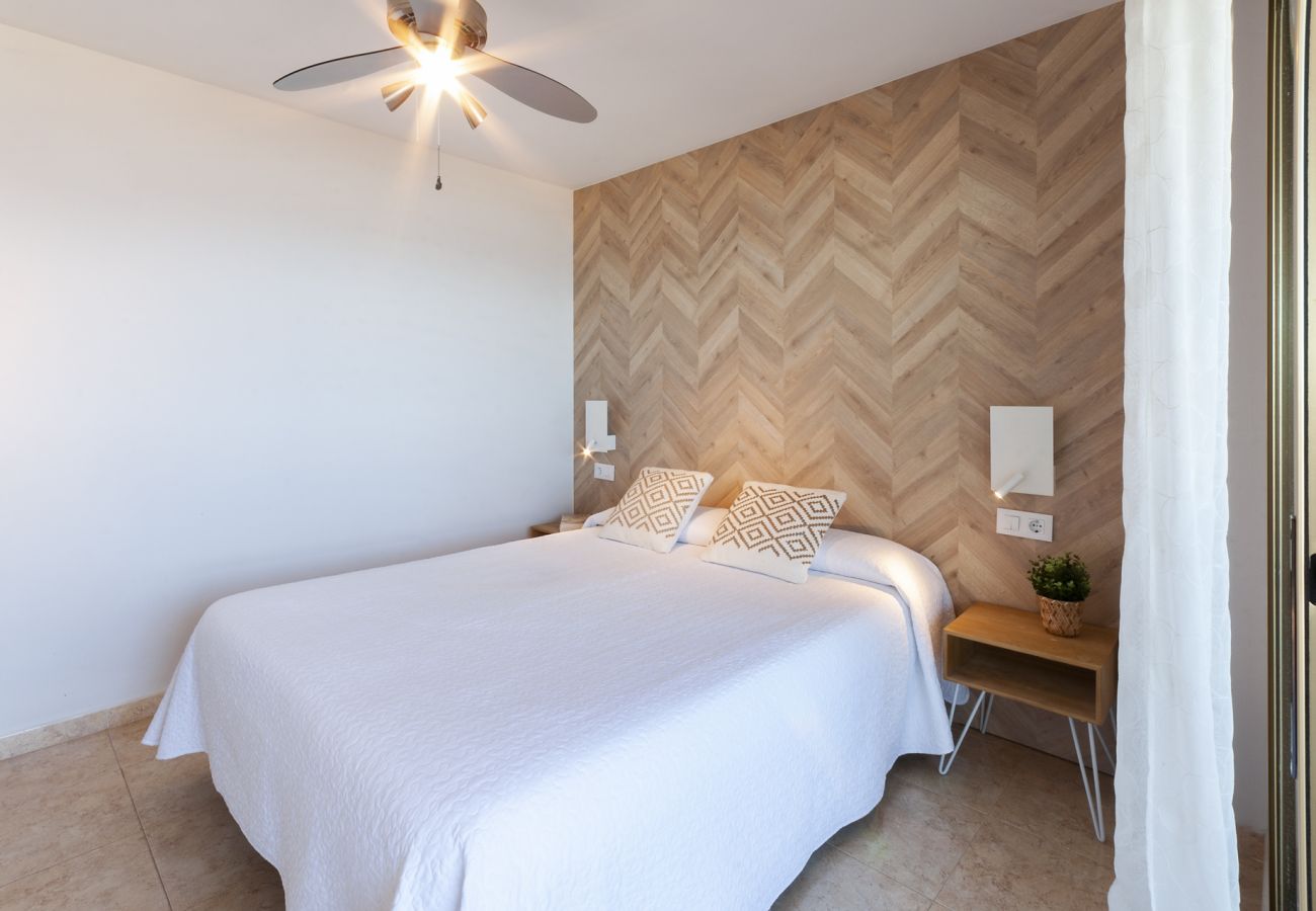 Apartment in Playa de Gandía - Panoramic Seaviews throughout Condo. Luxury remodeled AIRCO- WIFI FREE. AG BERMUDAS 7A 