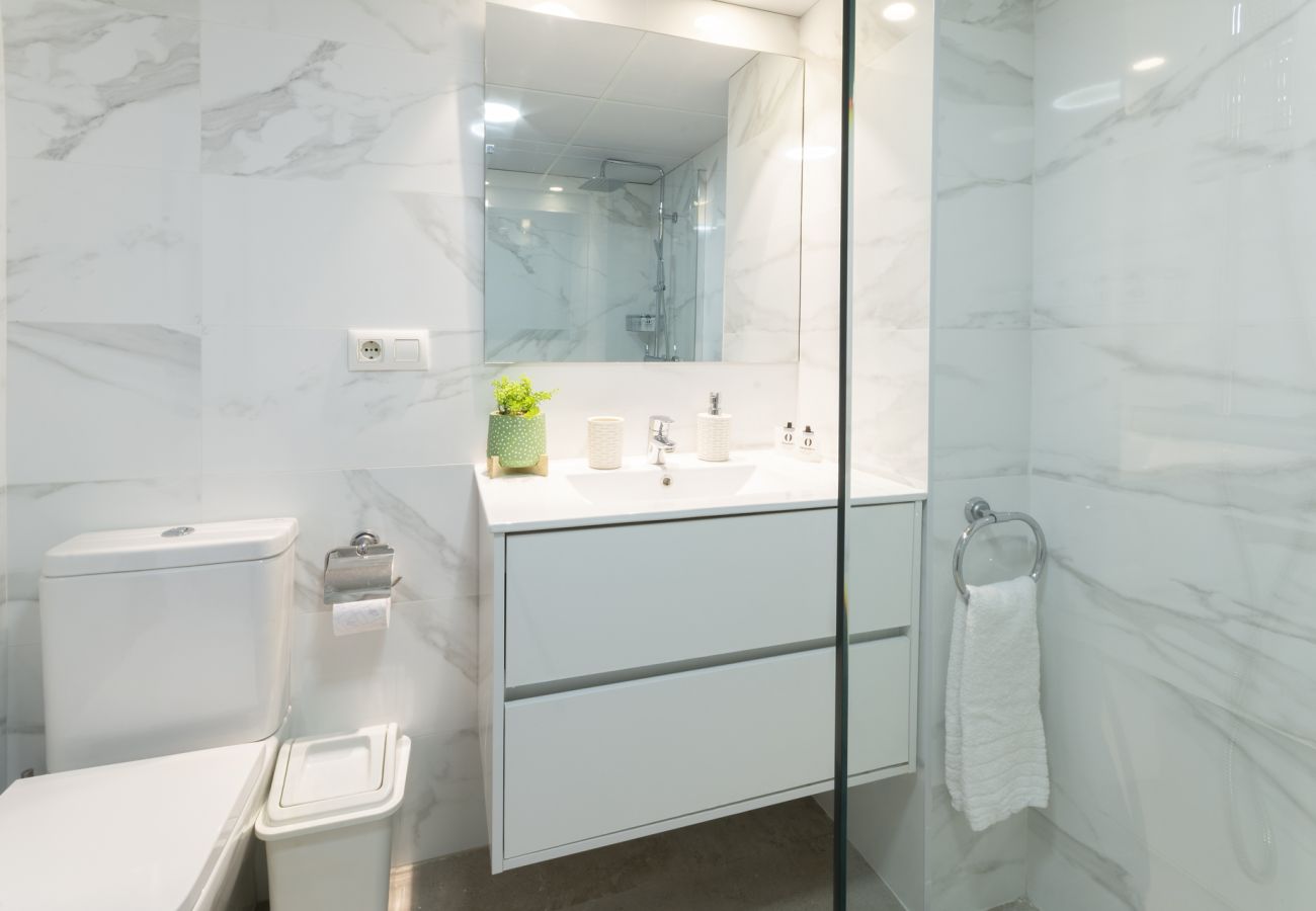 Apartment in Playa de Gandía - Panoramic Seaviews throughout Condo. Luxury remodeled AIRCO- WIFI FREE. AG BERMUDAS 7A 