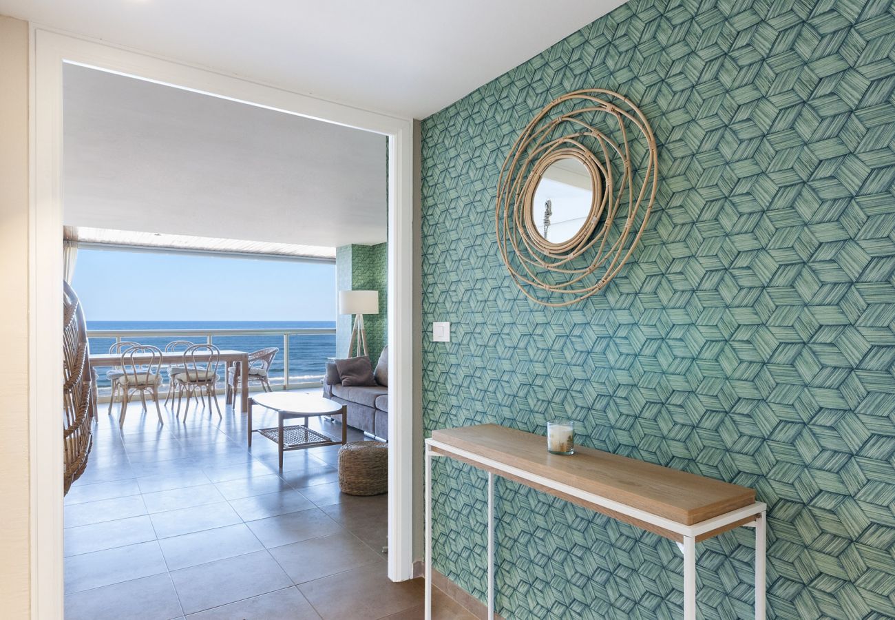 Apartment in Playa de Gandía - Fabulous beach condo amazing sea views,WIFI high speed, satelite, Kettle