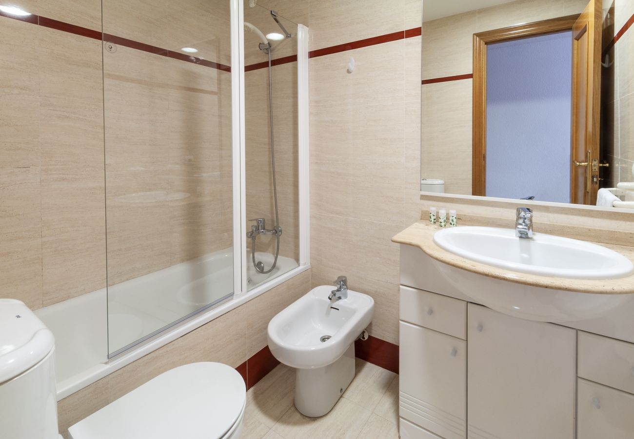 Apartment in Playa de Gandía - Ocean view condo located steps from the beach. 2 bedrooms / 2 bathrooms