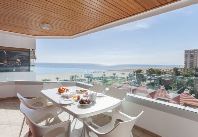  in Playa de Gandía - Family Getaway To The Beach! Luxurious Seanfront Retreat.