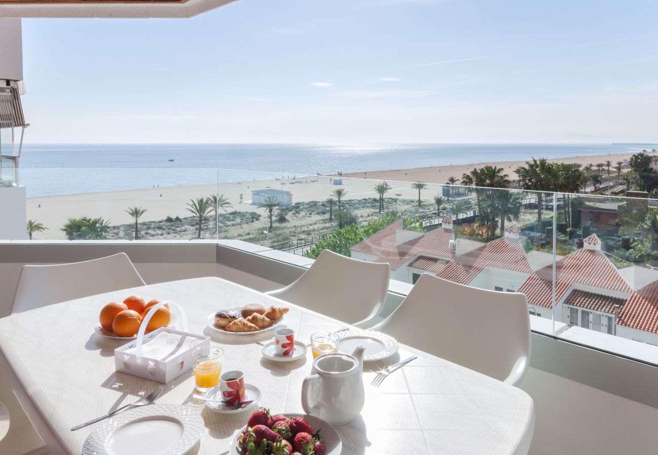 Apartment in Playa de Gandía - Family Getaway To The Beach! Luxurious Seanfront Retreat.