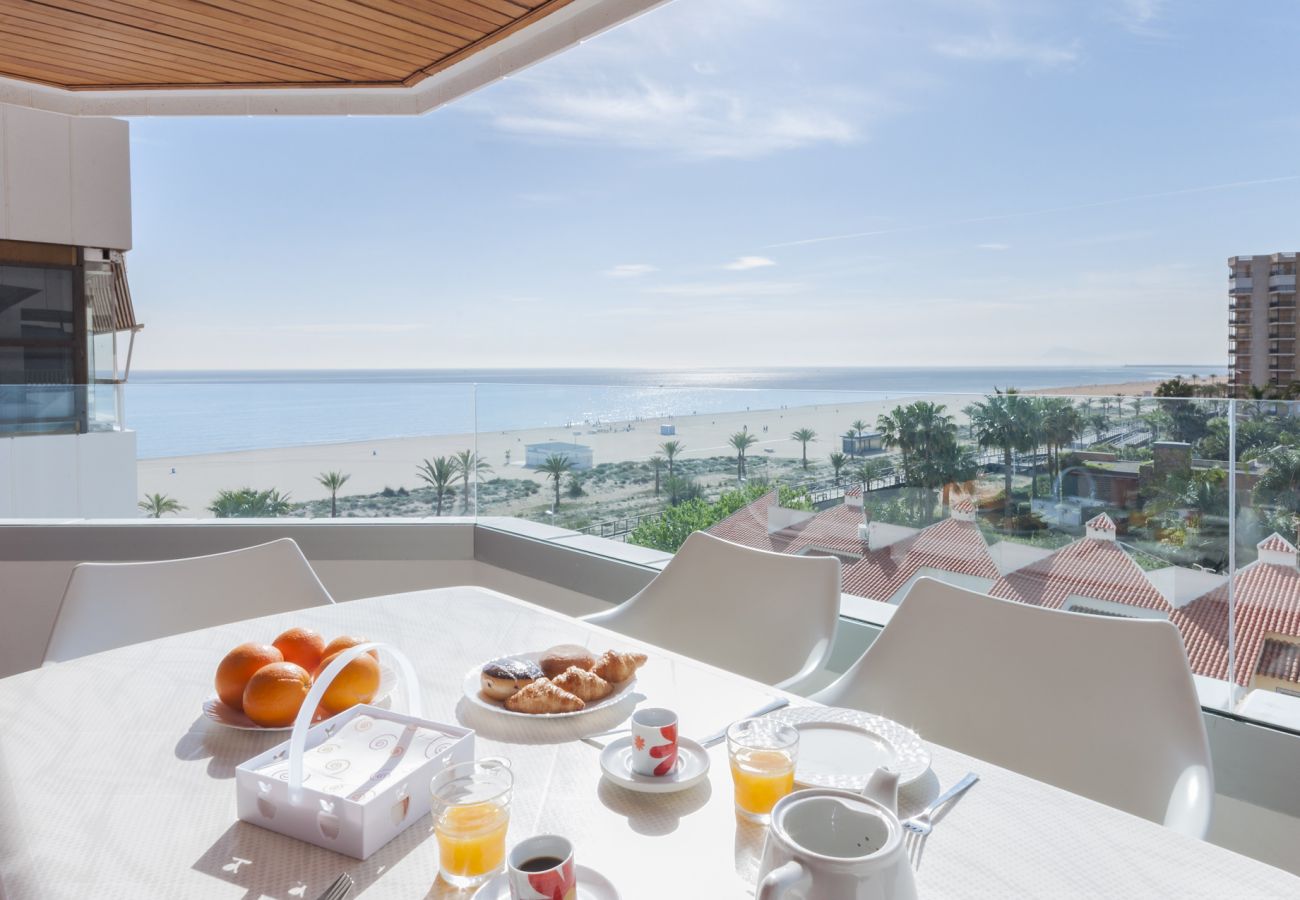 Apartment in Playa de Gandía - Family Getaway To The Beach! Luxurious Seanfront Retreat.