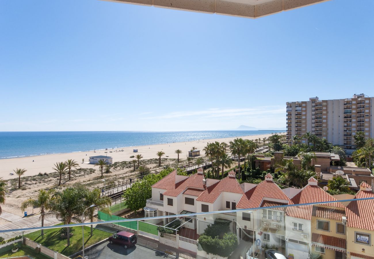 Apartment in Playa de Gandía - Family Getaway To The Beach! Luxurious Seanfront Retreat.
