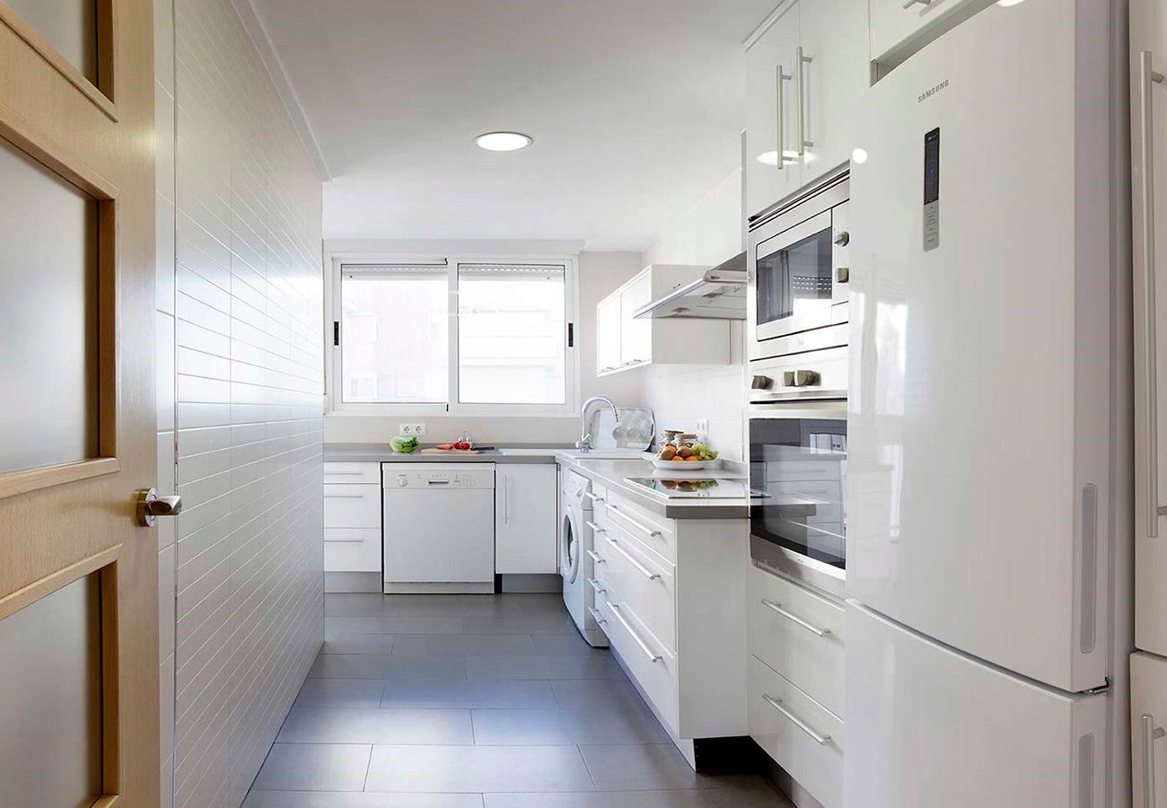 Apartment in Playa de Gandía - Family Getaway To The Beach! Luxurious Seanfront Retreat.