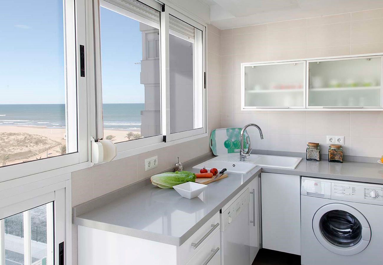 Apartment in Playa de Gandía - Family Getaway To The Beach! Luxurious Seanfront Retreat.