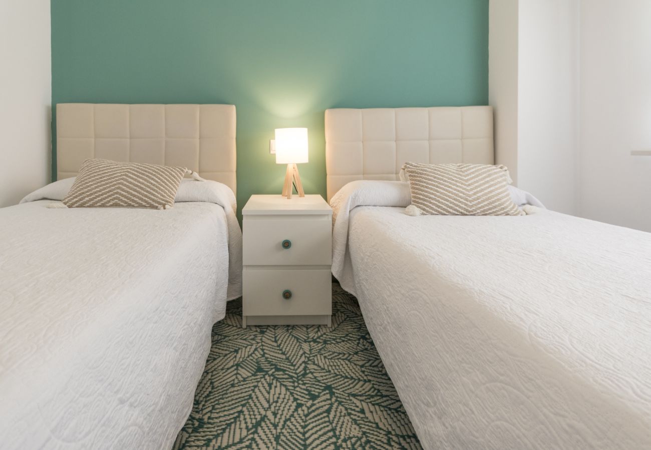 Apartment in Playa de Gandía - Family Getaway To The Beach! Luxurious Seanfront Retreat.