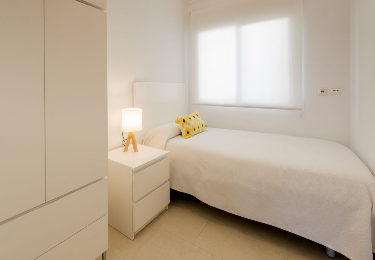 Apartment in Playa de Gandía - Family Getaway To The Beach! Luxurious Seanfront Retreat.