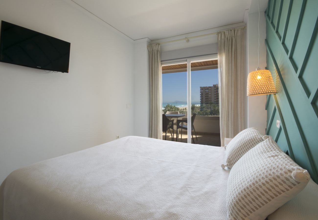 Apartment in Playa de Gandía - Family Getaway To The Beach! Luxurious Seanfront Retreat.