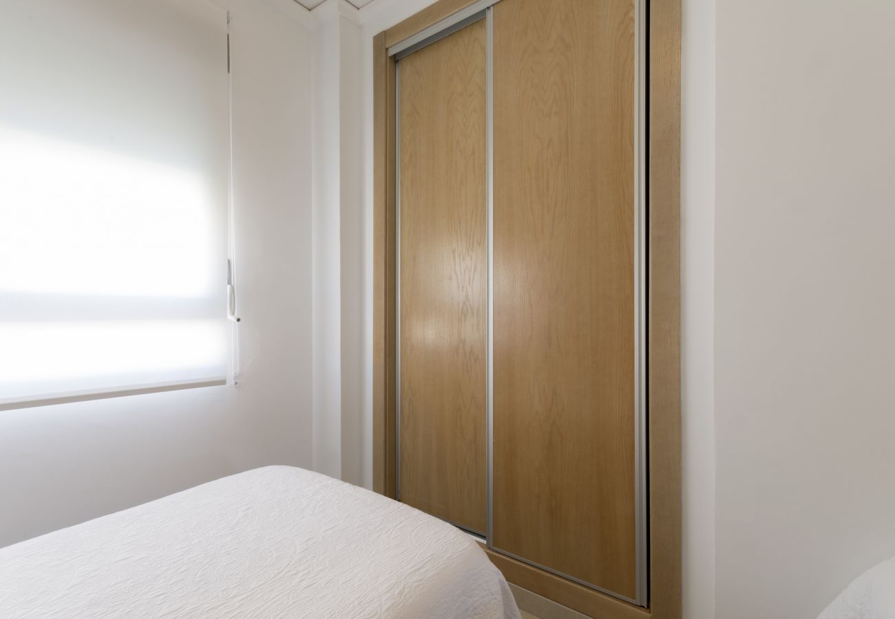 Apartment in Playa de Gandía - Family Getaway To The Beach! Luxurious Seanfront Retreat.