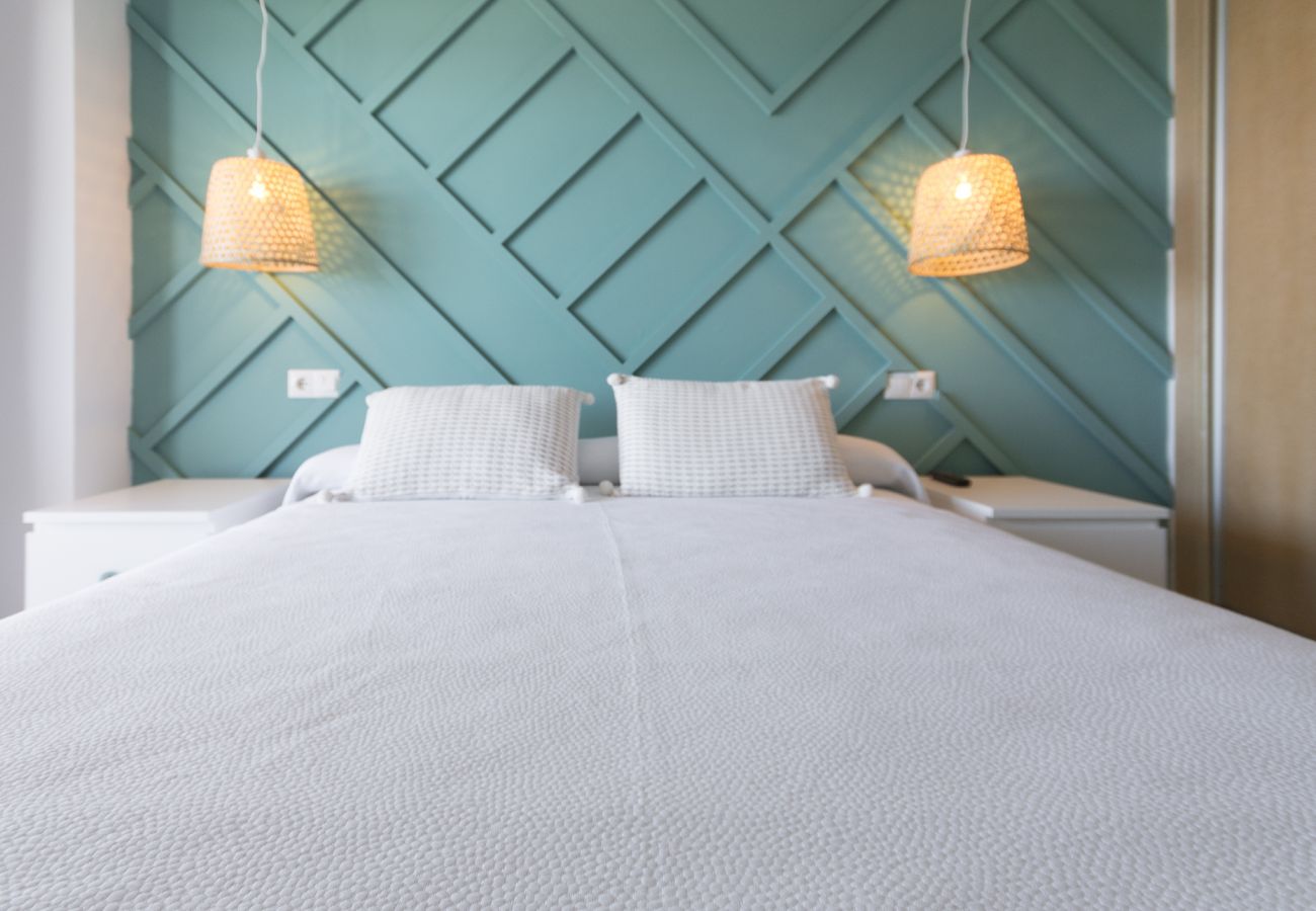 Apartment in Playa de Gandía - Family Getaway To The Beach! Luxurious Seanfront Retreat.