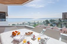 Apartment in Playa de Gandía - Family Getaway To The Beach! Luxurious Seanfront Retreat.