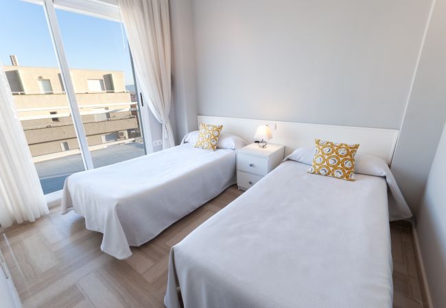 Apartment in Playa de Gandía - Oceanfront condo with amazing view in sunny terrace. Apartment in Playa de Gandía - Oceanfront condo with amazing view in sunny terrace.