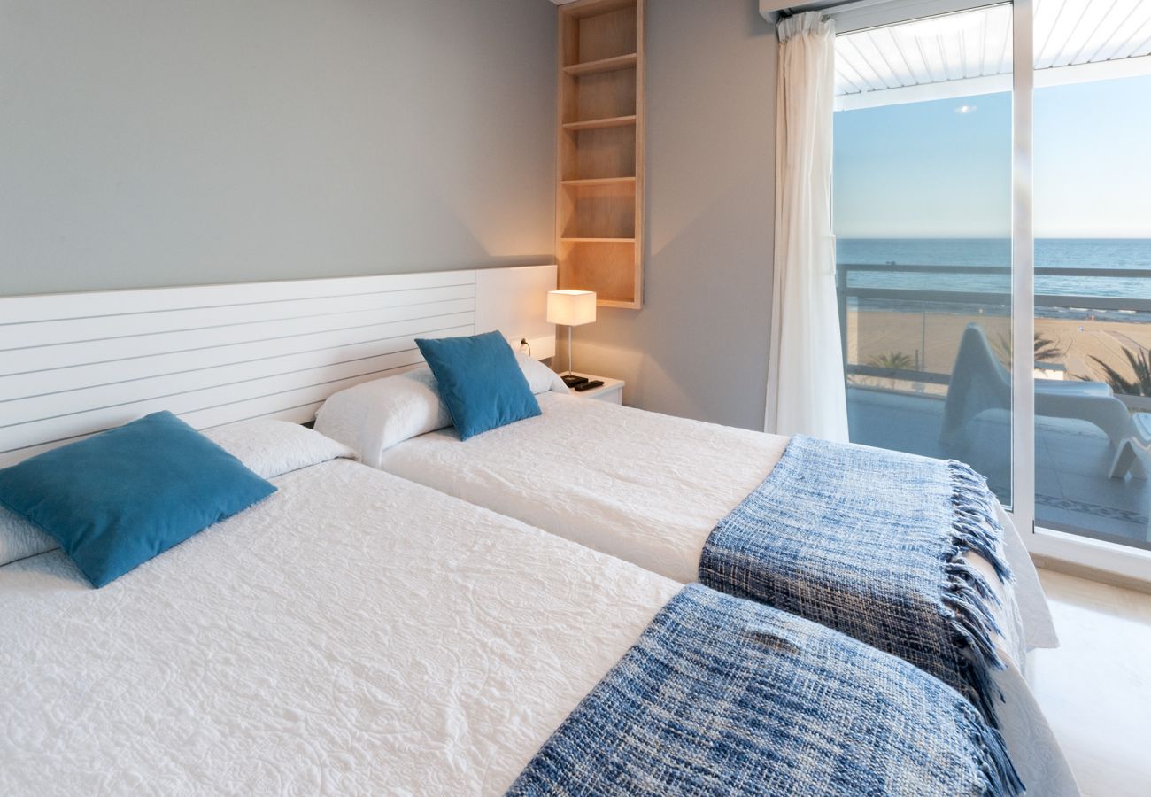 Apartment in Playa de Gandía - Amazing, 5 stars! Beautiful 27m2 terrace beachfront condo! WIFI 150MBS (VIDEO CALL)