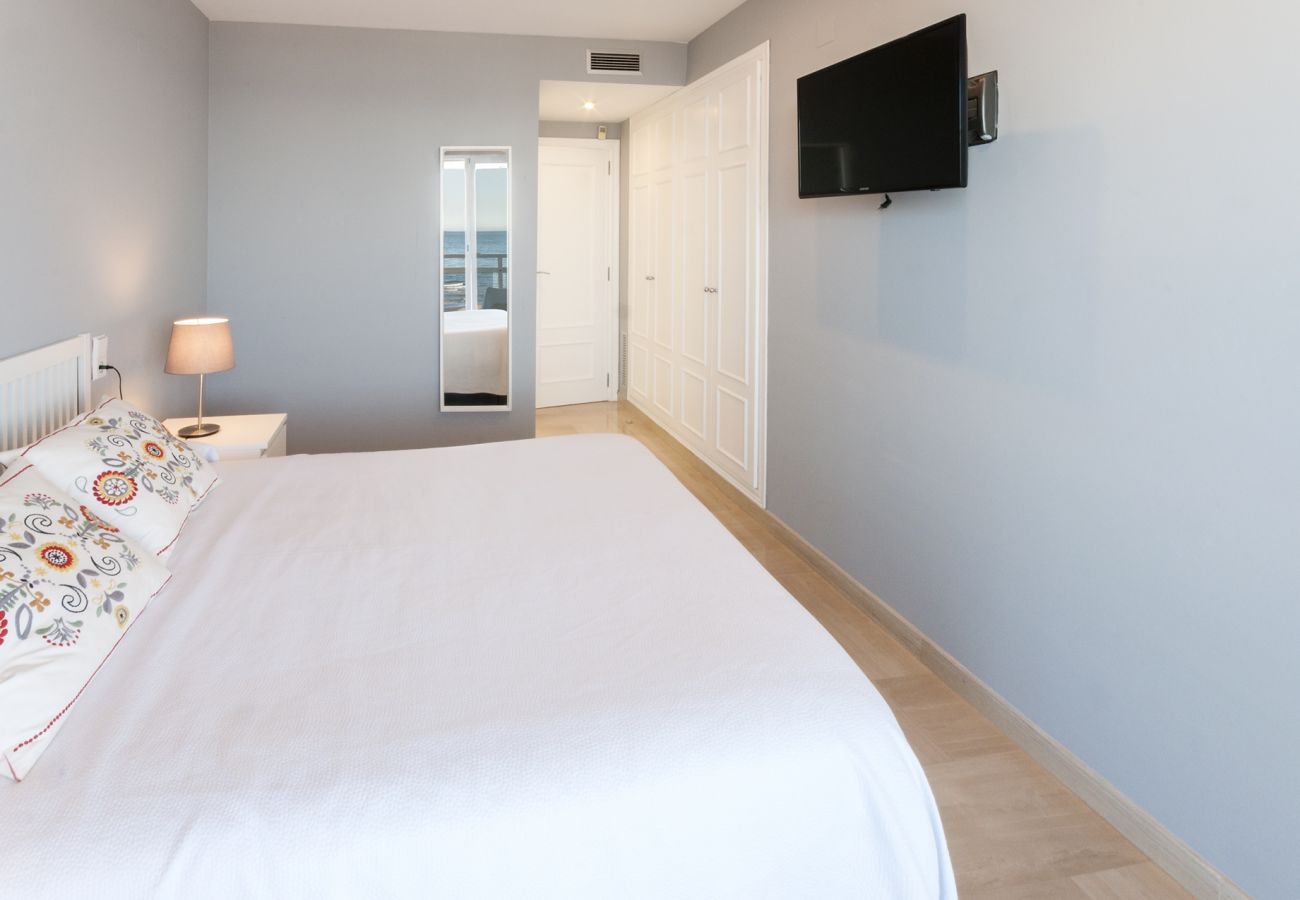 Apartment in Playa de Gandía - Amazing, 5 stars! Beautiful 27m2 terrace beachfront condo! WIFI 150MBS (VIDEO CALL)