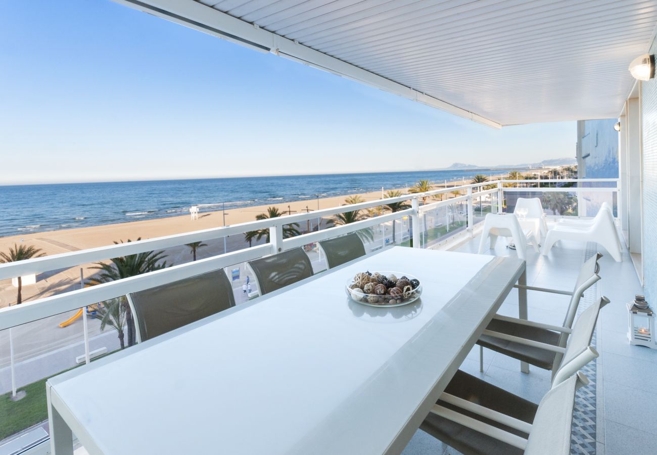 Apartment in Playa de Gandía - Amazing, 5 stars! Beautiful 27m2 terrace beachfront condo! WIFI 150MBS (VIDEO CALL)