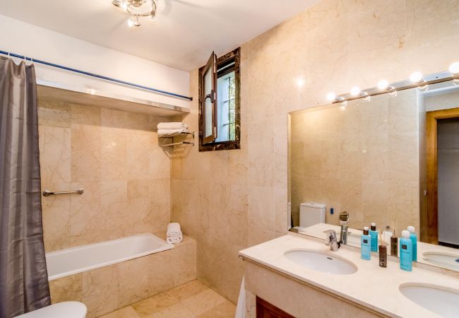 Magnificent apartment in Nueva Andalucia Bathroom of Magnificent apartment in Nueva Andalucia