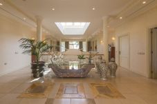 Villa in Arona - IMPERIAL VILLA, HEATED POOL, GOLF COURSE, SAUNA, JACUZZI - HomeForGuest 