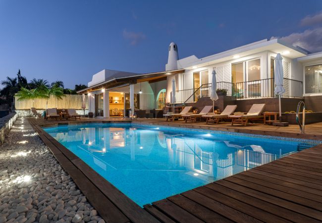 Villa/Dettached house in Adeje - GOLFERS PARADISE LUXURY VILLA , HEATED POOL, BBQ - HomeForGuest