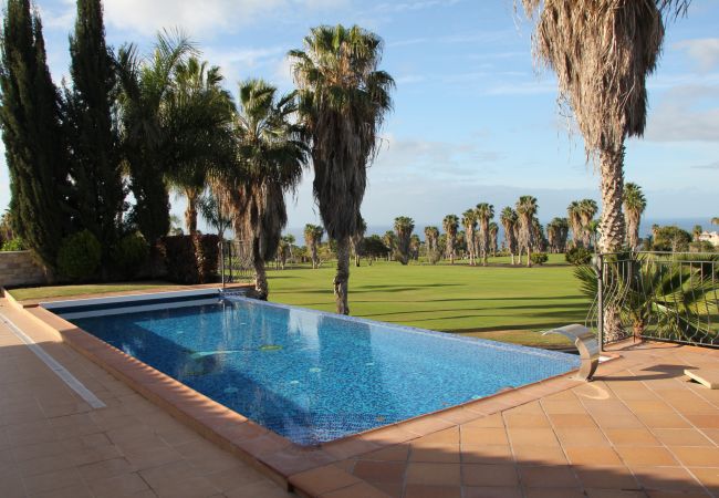 Villa/Dettached house in Adeje - GOLFSIDE HIDEAWAY, INFINITY POOL, BBQ, 5 BDRM  