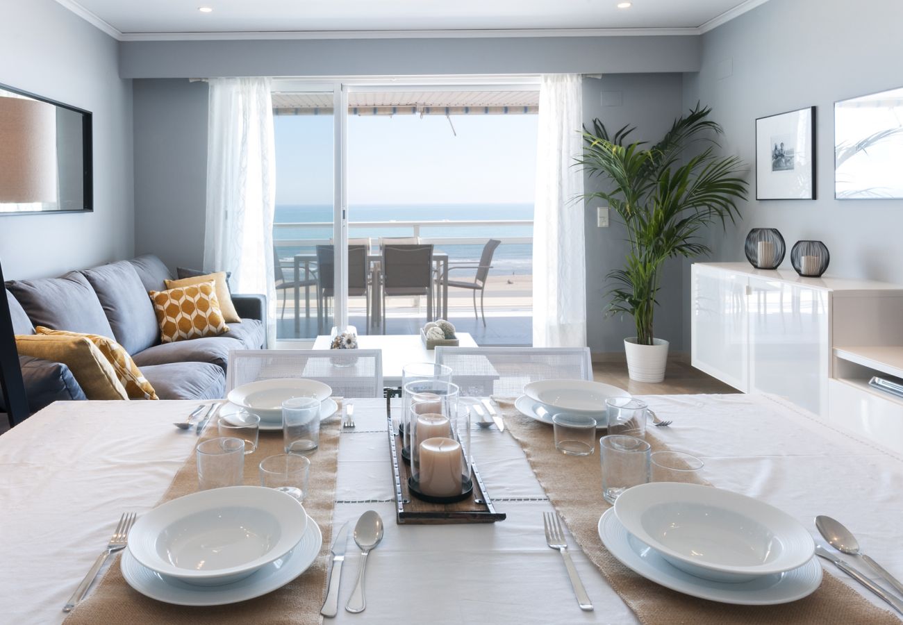 Apartment in Playa de Gandía - Oceanfront condos w / breathtaking views. Elegant decoration!