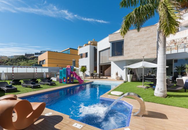Villa/Dettached house in Santa Cruz de Tenerife - HomeForGuest Villa with Sea Views, Pool, Gym, Cinema - HomeForGuest