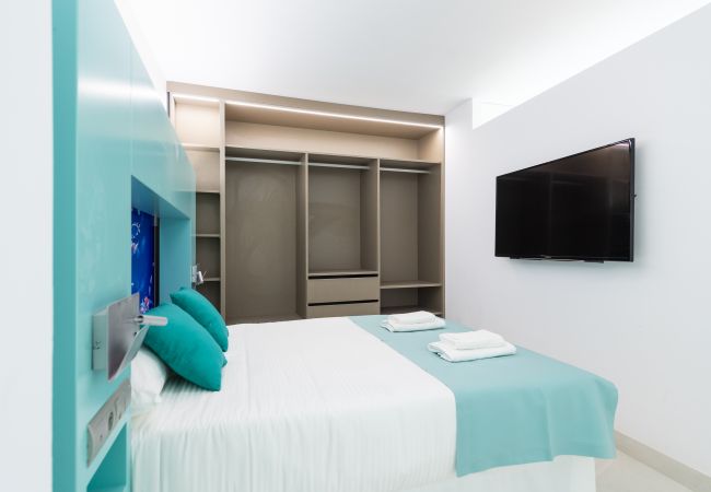 Spectacular bedroom completely renovated from the Edison building. Completely renovated bedroom Edificio Edison Las Palmas.