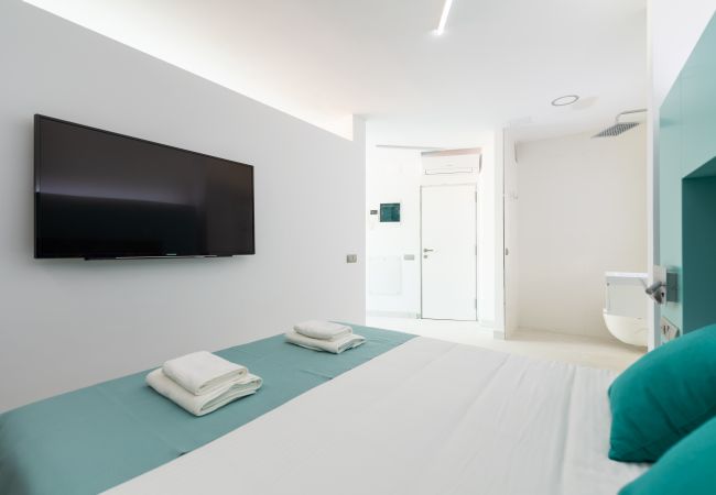 Spectacular bedroom completely renovated from the Edison building. Completely renovated bedroom Edificio Edison Las Palmas.
