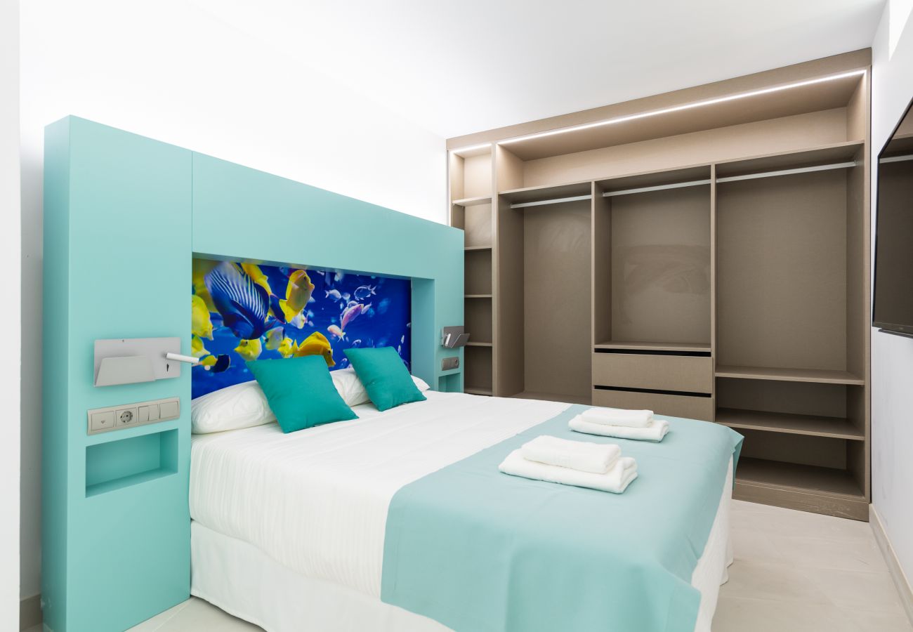 Spectacular bedroom completely renovated from the Edison building. Completely renovated bedroom Edificio Edison Las Palmas.